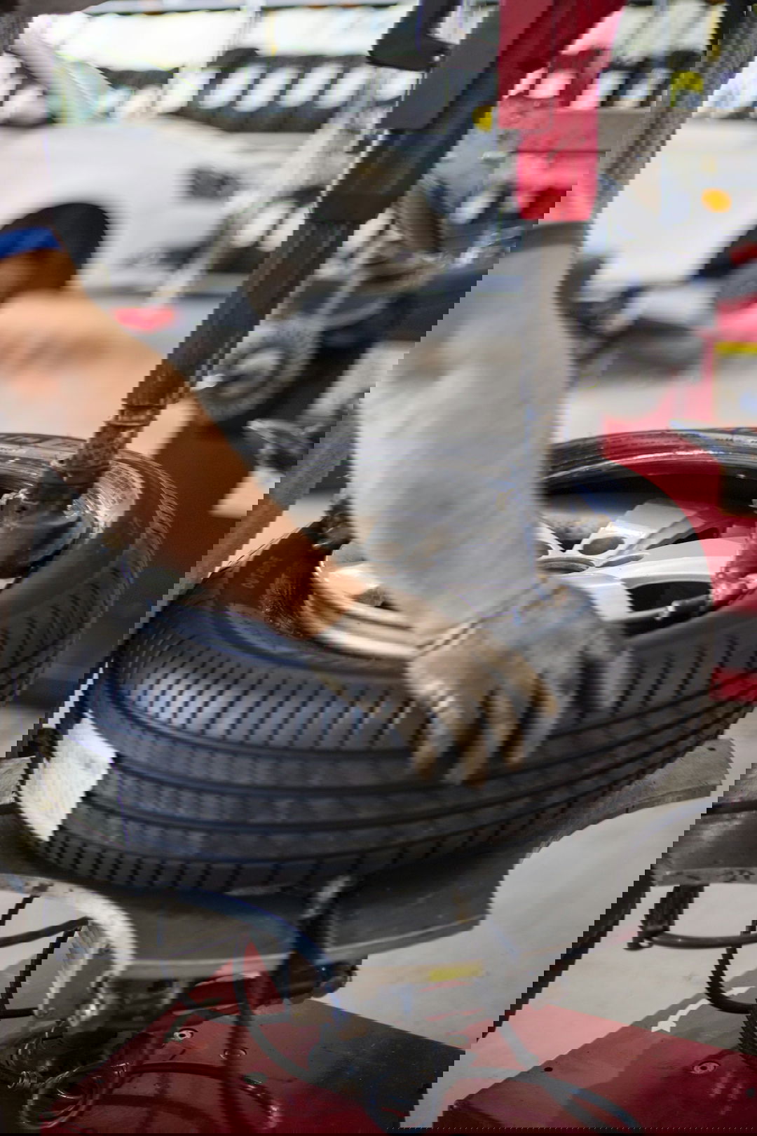 Mobile tyre fitting and wheel assistance