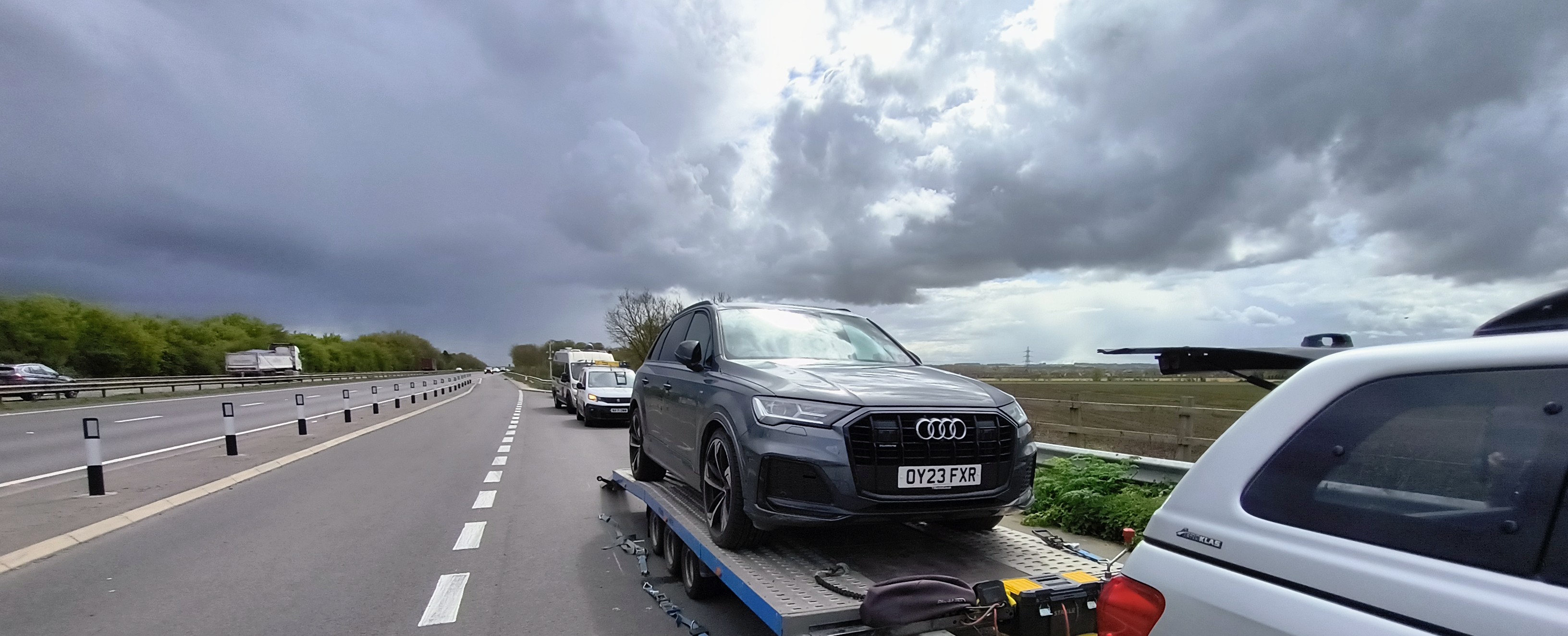 ANYTOW vehicle towing on a motorway hard shoulder